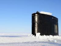 Okręt podwodny wynurzający się w Arktyce
