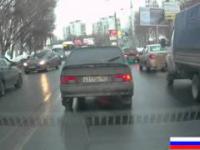 Klasyczny poślizg na rosyjskiej ulicy