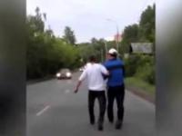 Tubylcy na drodze w Rosji