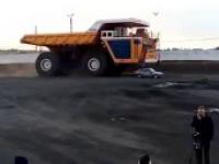 Największa ciężarówka świata vs samochód osobowy