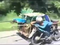 Dziadek luzak na motocyklu z bocznym wózkiem