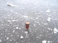Co się stanie gdy strzelimy z pistoletu pod odpowiednim kątem w lód?