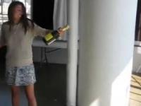 Une fille se fait owned avec une bouteille de champagne