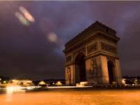 Ruch samochodowy wokół Łuku Triumfalnego - Paryż