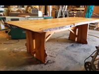 Klimatyczny drewniany stół