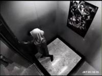 Napad w windzie