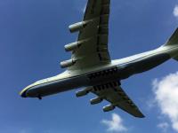 Piękny widok w spowolnieniu lądującego Antonov An-225 Mrija na lotnisku w Pradze