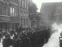 SS staje na straży honorowej przed grobem Piłsudskiego pod okupacją Niemiecką