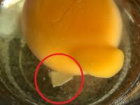 Jak sprawnie wyciągnąć skorupki z rozbitego jajka