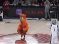 Burnie vs Sly Fox - taniec maskotek na meczu NBA