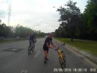 Agresywny rowerzysta na buspasie