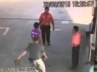 Policjant powstrzymuje młodego gangstera