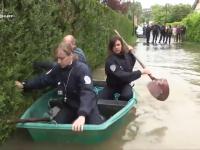 Francuska policja na ratunek powodzianom