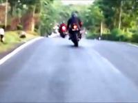 Motocyklista poświęca swój motocykl aby uniknąć czołówki
