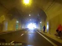 Co tam zakazy -dwóch rowerzystów w tunelu pod Martwą Wisłą.