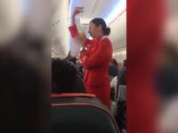 Piłkarscy kibice rozśmieszają stewardessę podczas prezentowania zasad bezpieczeństwa