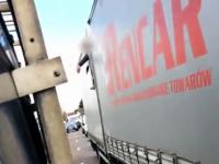Nielegalny imigrant wykluwa się z polskiej ciężarówki