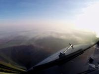 Boeing 737 we mgle podchodzi do lądowania