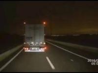 Polski kierowca ciężarówki o mało nie rozjeżdża śmieci leżących na ulicy