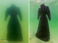 Czarna suknia na dnie morza