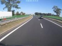 Kierowcy w Polsce 2 Pędzi pod prąd i zmusza kierowców do uników. 