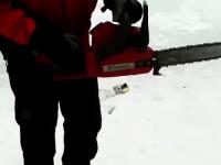Szalona zabawa na lodzie z piła mechaniczną
