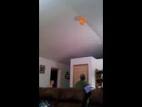 Jak łatwo złapać balon unoszący się pod sufitem