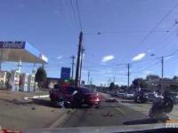 Wypadek dwóch motocyklistów uderzających w samochód