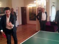 Ryszard Petru gra w ping ponga