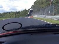 Potężny dzwon Megane RS na Nurburgring przy - 190 km/h