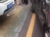 Kierowca z Chin taranuje swoim Range Roverem Jaguara blokującego wyjazd z parkingu