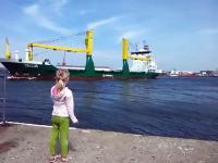 Mała dziewczynka prosi kapitana statku o sygnał