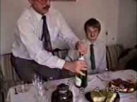 Tata z swoim synem otwierają szampana w roku ...1997