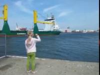 Dziewczynka prosi statek o sygnał
