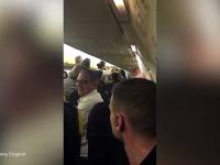Czterech pasażerów pobiło się na pokładzie samolotu. Chcieli otworzyć drzwi.