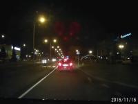 Kierowca potrąca kobietę na pasach