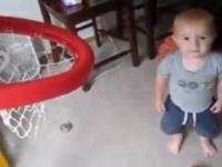 dwuletni malec i jego koszykarski talent