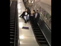 Idiota na ruchomych schodach