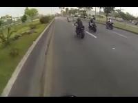 Łapanie motocykla po wypadku czyni wypadek