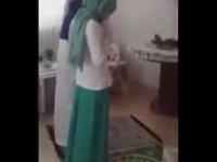 Muzułmanki robią se jaja podczas modlitwy
