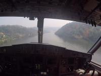 Widok z kokpitu samolotu gaśniczego, podczas uzupełniania wody