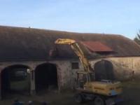 Rozbiórka starej stodoły
