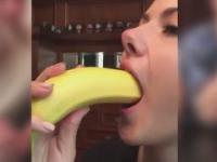 Jak dziewczyna powinna jeść banana?