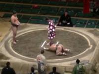 Brutalny nokaut w zapasach sumo