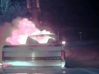 USA: Policjant pomaga usnąć palący się samochód sprzed restauracji