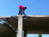 Ciekawy sposób rozbiórki konstrukcji ze zbrojonego betonu