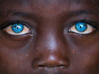 Afrykańskie dziecko z plastikowymi oczami