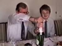 Ojciec z synem otwiera szampana 1997