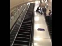 Idiota kontra ruchome schody