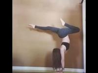 Młoda dziewczyna ćwiczy yogę